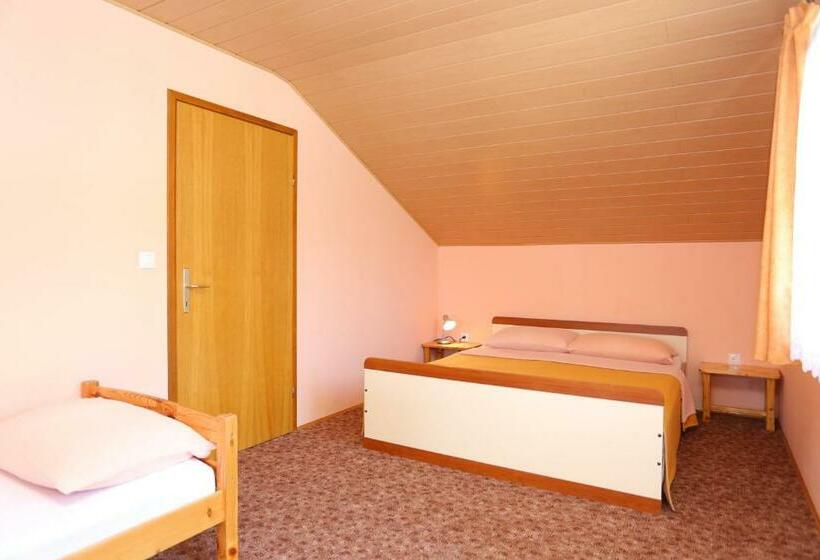 Четырехместный Номер Стандарт с Балконом, Rooms With A Parking Space Slunj, Plitvice   17502