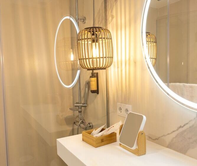 اتاق استاندارد با بالکن و چشم‌انداز دریا, Tomir Portals Suites  Adults Only