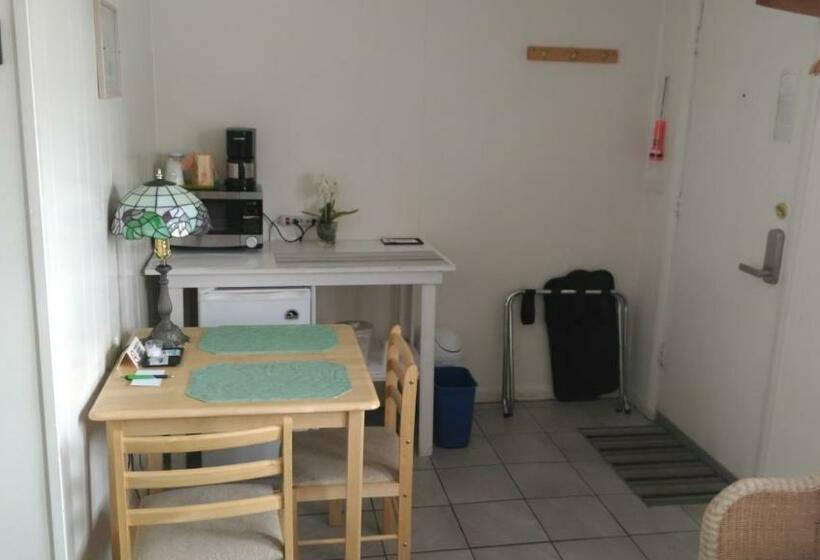 Номер Стандарт, Midway Lodging