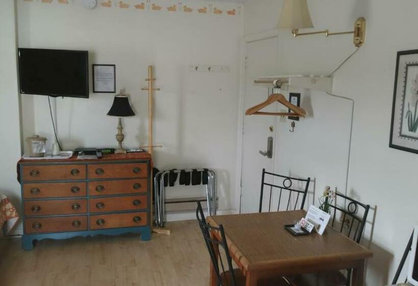 Семейный Номер, Midway Lodging