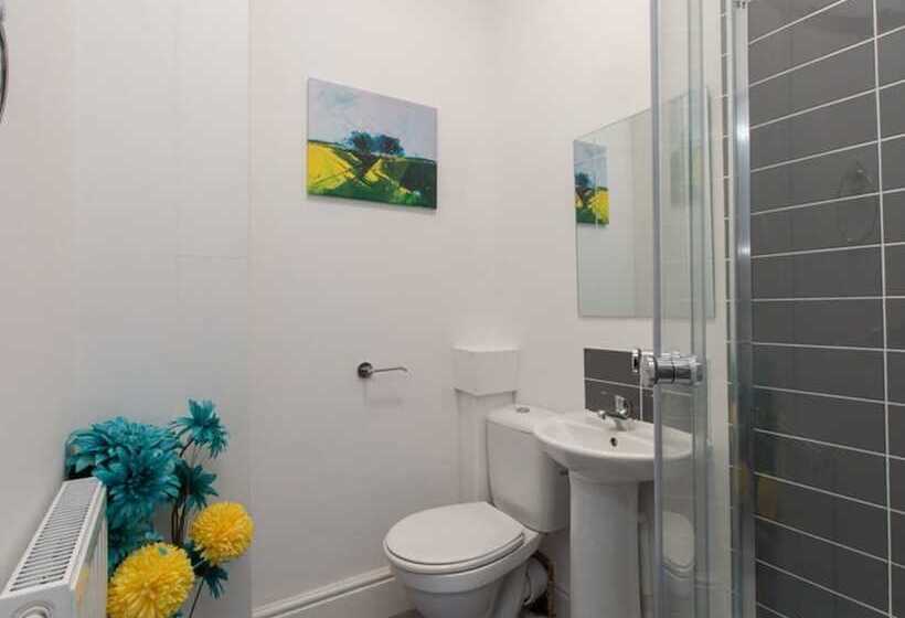 خانه 1 خوابه, Townhouse @ 166 Ruskin Road Crewe