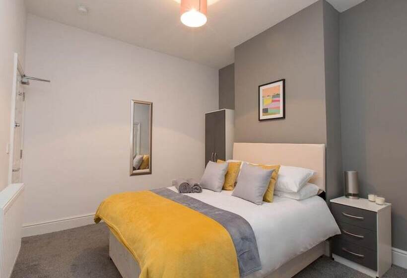 خانه 1 خوابه, Townhouse @ 166 Ruskin Road Crewe
