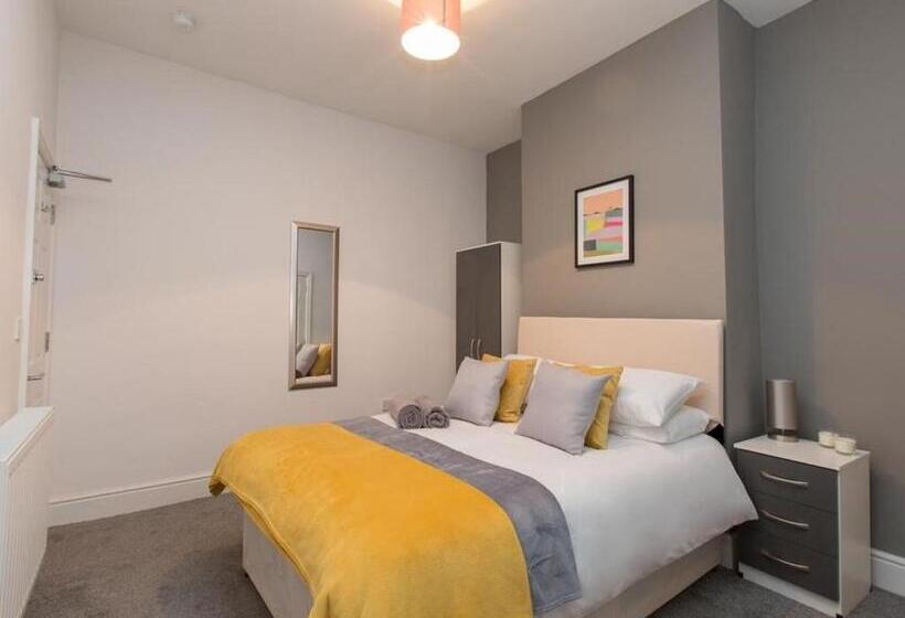 خانه 1 خوابه, Townhouse @ 166 Ruskin Road Crewe