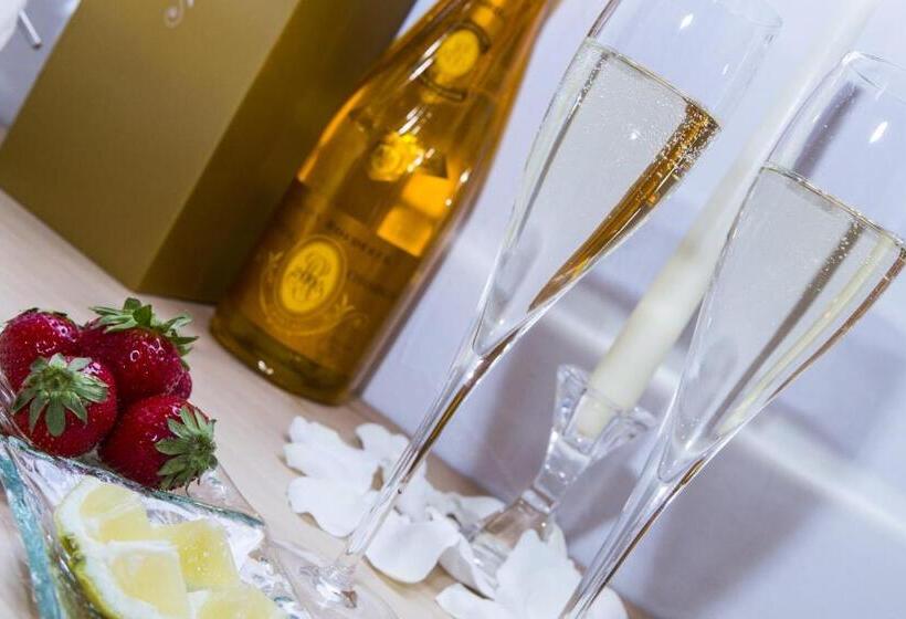 اتاق استاندارد چهارنفره با بالکن, B&b The King