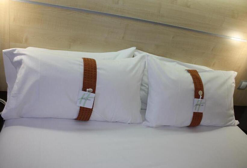 اتاق استاندارد سه نفره, Holiday Inn Express Molins De Rei, An Ihg
