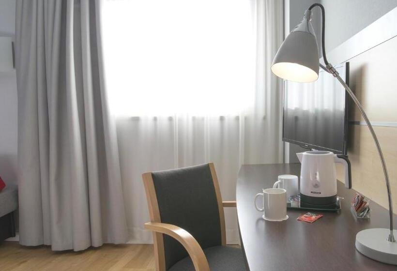 اتاق استاندارد سه نفره, Holiday Inn Express Molins De Rei, An Ihg