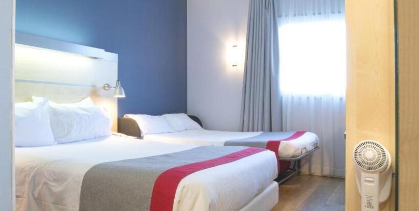 اتاق استاندارد سه نفره, Holiday Inn Express Molins De Rei, An Ihg