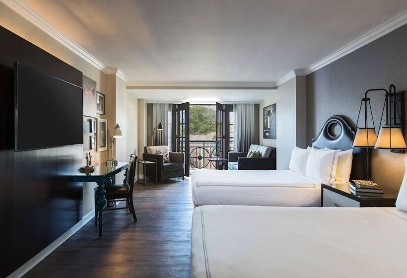 Executive Szoba, The Lindy Renaissance Charleston