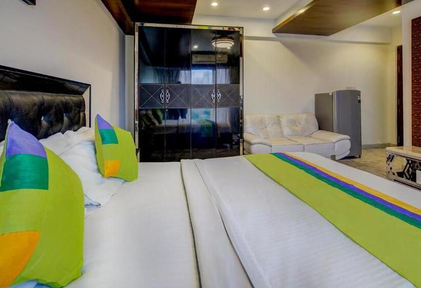 Номер Deluxe, Treebo Soho Newtown