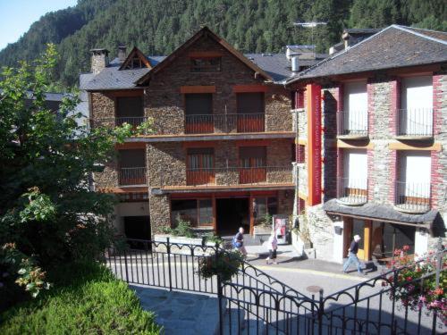 اتاق استاندارد سه نفره, Comapedrosa