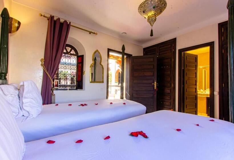 اتاق لوکس, Dar Anika