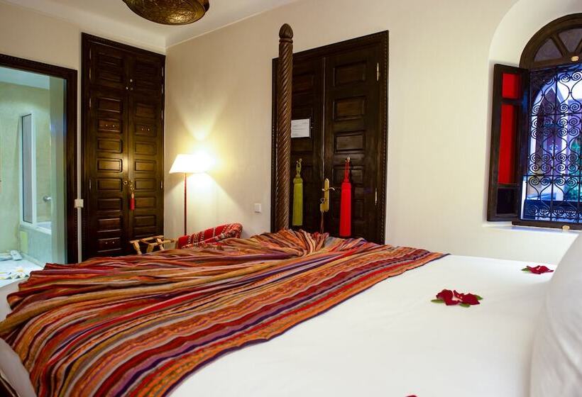 اتاق لوکس, Dar Anika