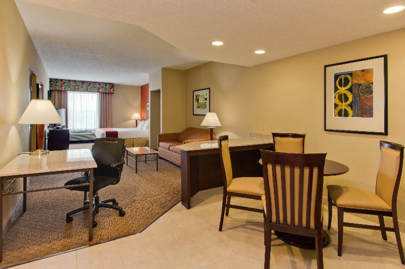 스위트, Holiday Inn Express Hotel & Suites Tampa Oldsmar, An Ihg
