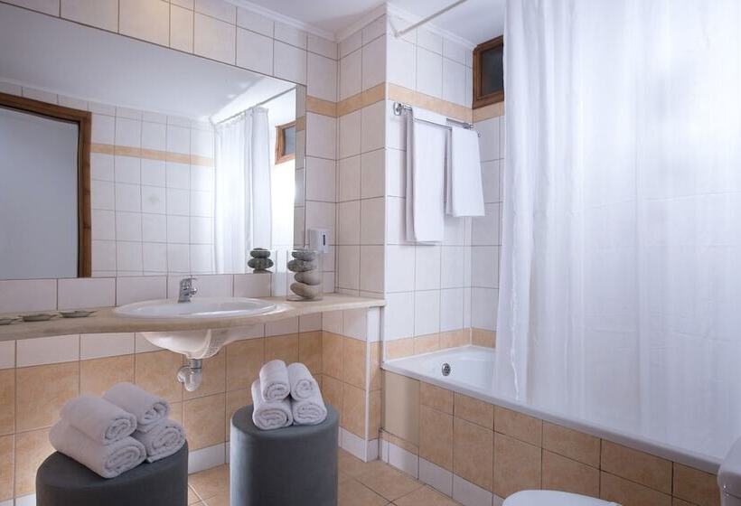 اتاق استاندارد با چشم‌انداز دریا, Blue Bay Resort