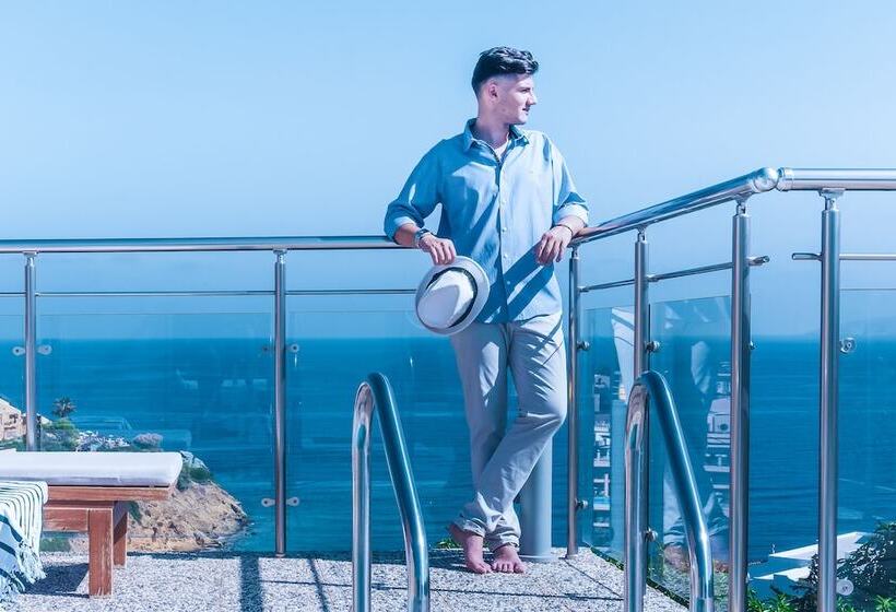 اتاق لوکس با چشم‌انداز دریا, Blue Bay Resort