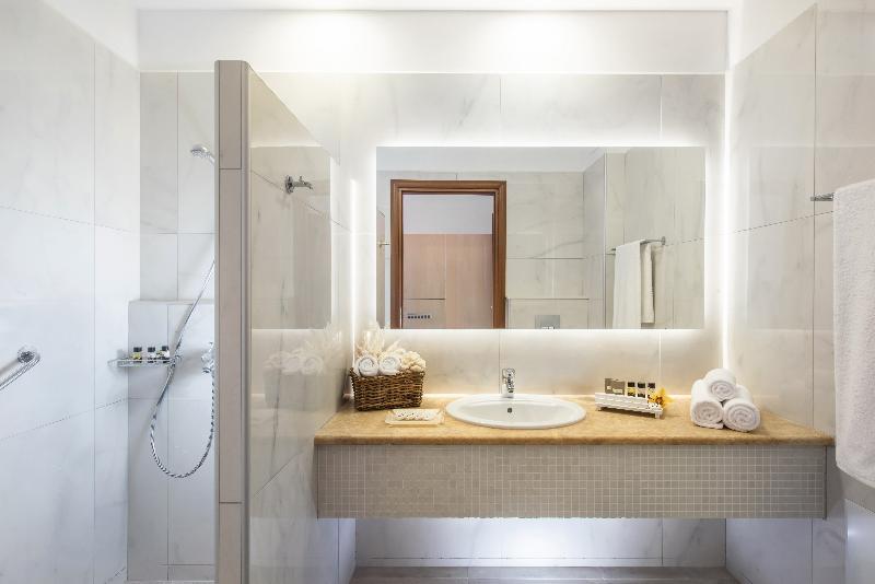 اتاق اجرایی با چشم‌انداز دریا, Blue Bay Resort