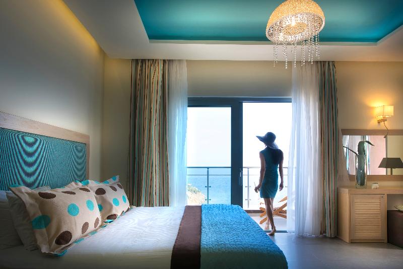 اتاق لوکس با چشم‌انداز دریا, Blue Bay Resort