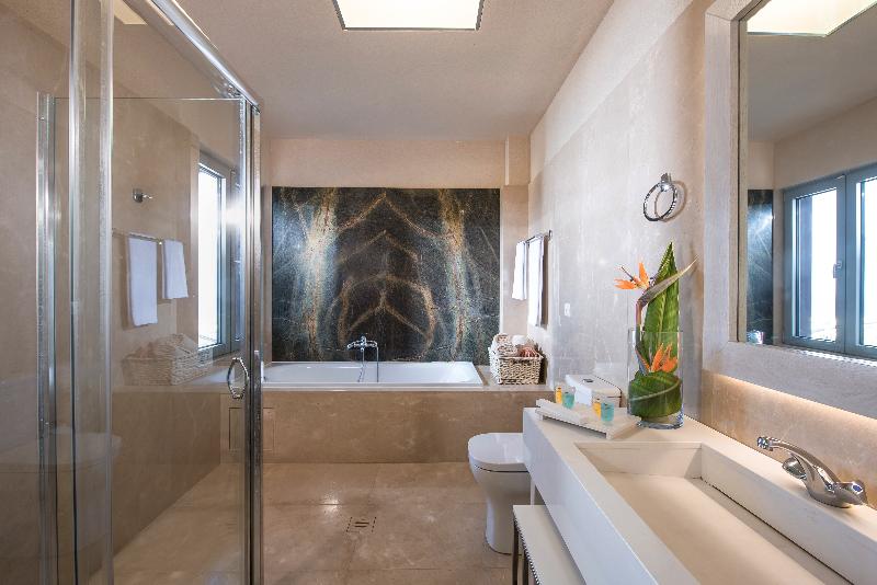 اتاق لوکس با چشم‌انداز دریا, Blue Bay Resort