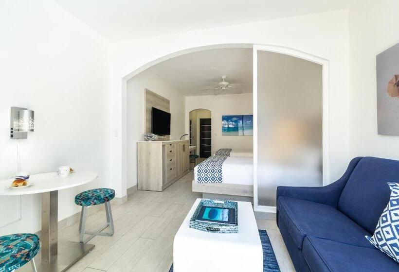 اتاق لوکس با چشم‌انداز استخر, Ports Of Call Resort