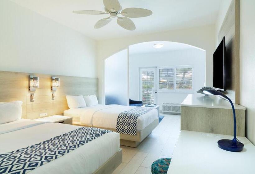 اتاق لوکس با چشم‌انداز استخر, Ports Of Call Resort