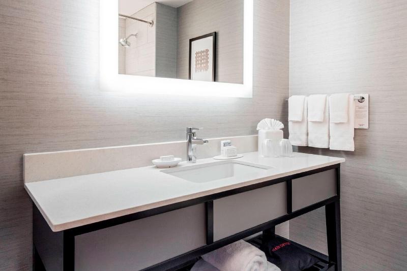 キングサイズベッドのスタンダードルーム, Courtyard By Marriott Boston Brookline