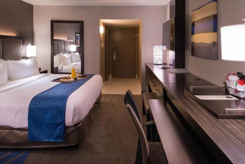 适合残疾人士使用的带超级大床的标准间, Holiday Inn St Louis Downtown/convention Center, An Ihg