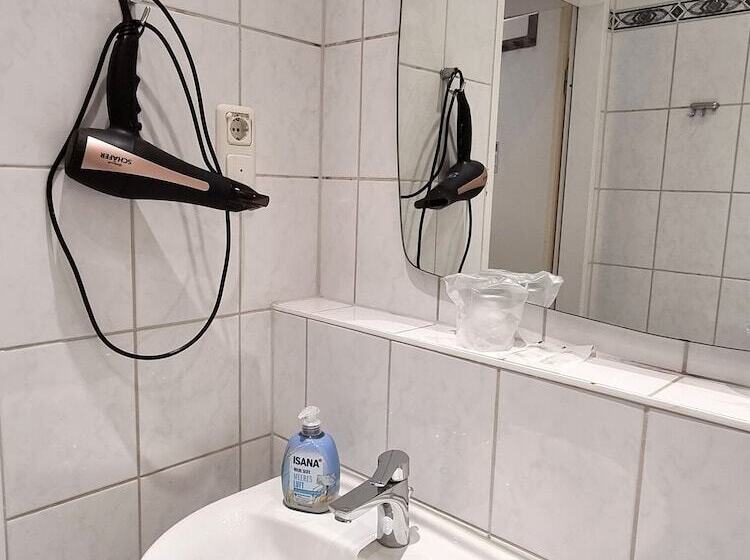 스탠다드 룸 더블 침대, Adler Hotel Frankfurt