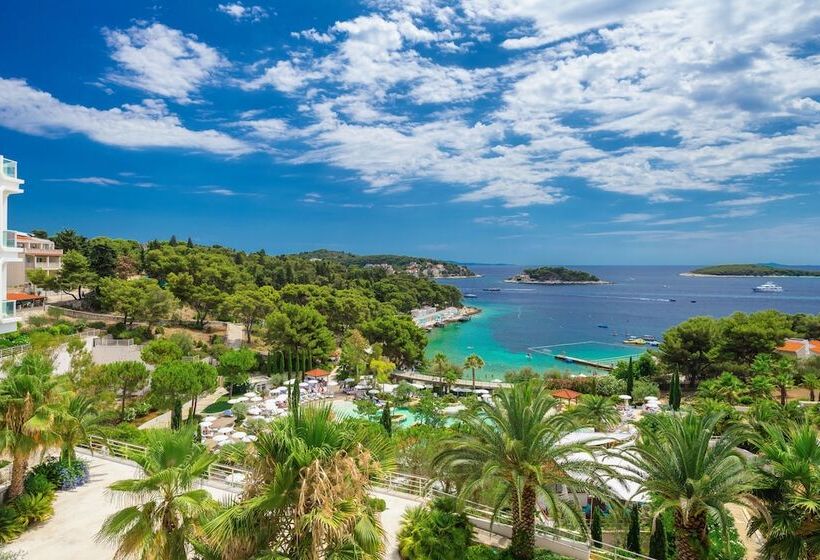 اتاق سوپریور با چشم‌انداز دریا و بالکن, Amfora Hvar Grand Beach Resort