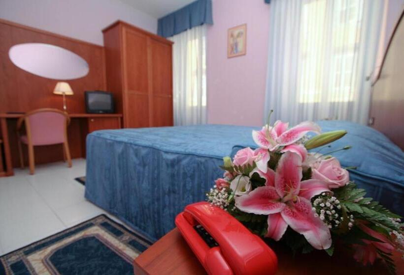 اتاق استاندارد سه نفره, Italia