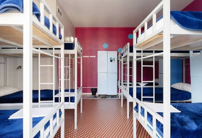 سرير فى غرفة مشتركة مزودة بحمام مشترك, Purple Nest Hostel