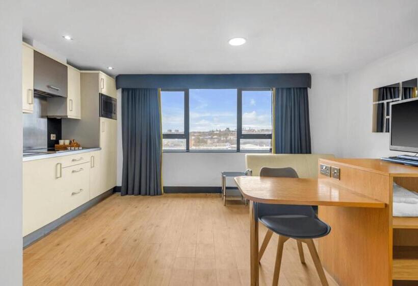 Студия Стандарт, Roomzzz Leeds City West