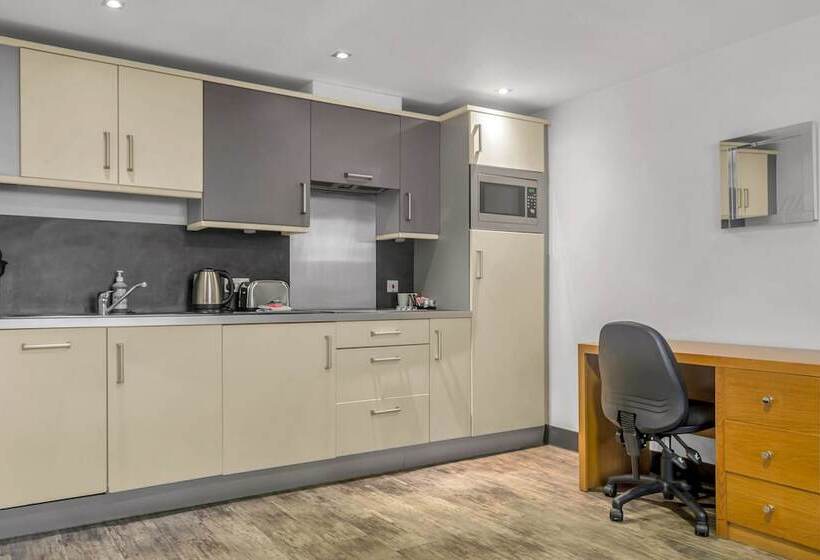 Студия Стандарт, Roomzzz Leeds City West
