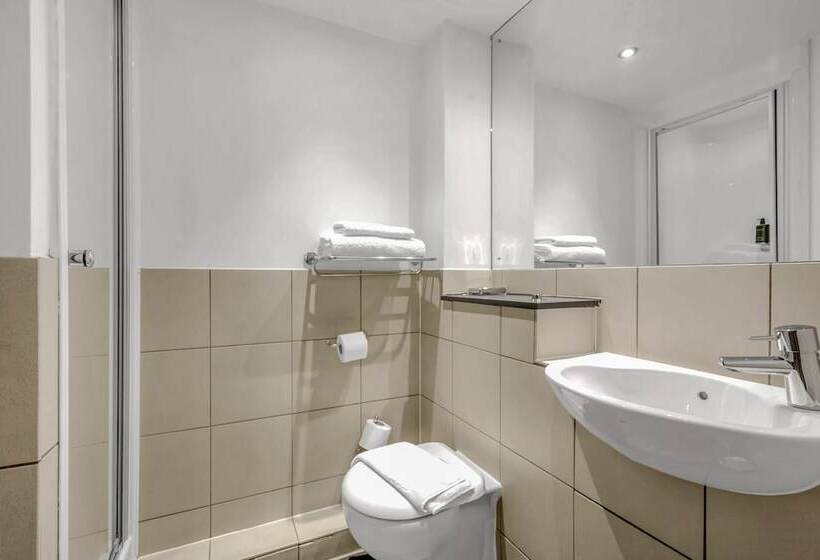 Семейное Студио, Roomzzz Leeds City West