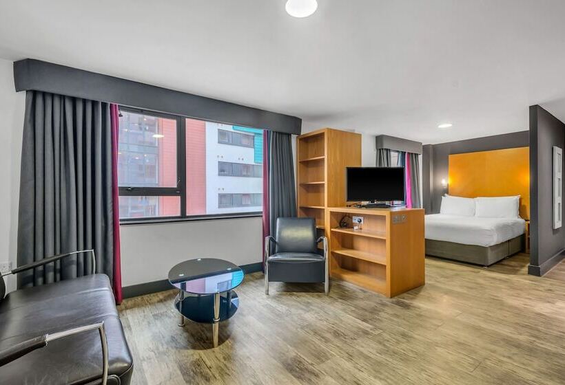 Семейное Студио, Roomzzz Leeds City West