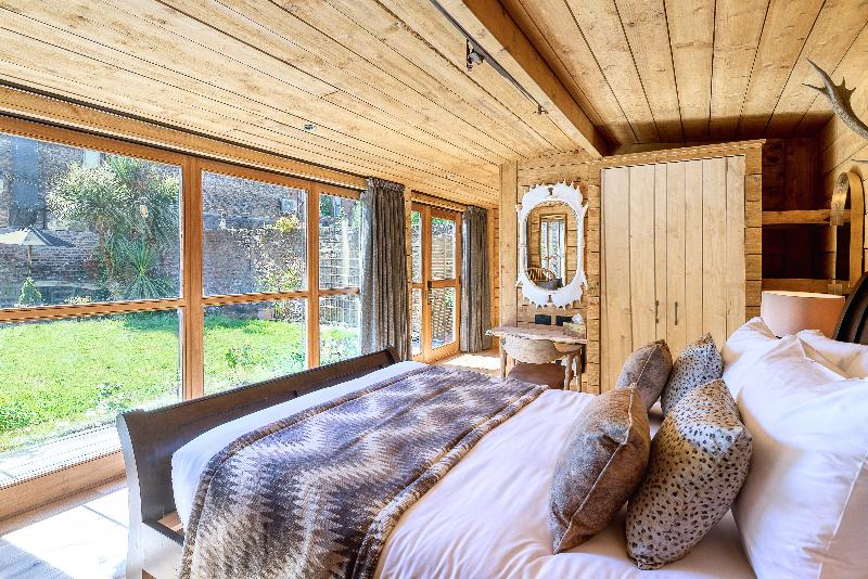 سوییت, Clementine S Guest House