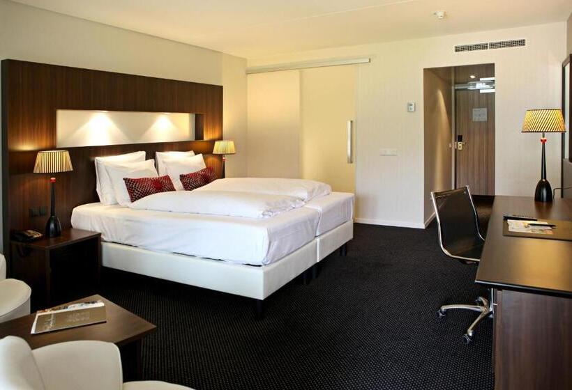 디럭스 트리플 룸, Van Der Valk Hotel Assen