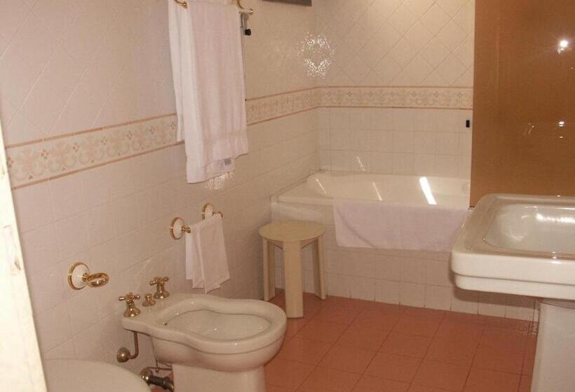 חדר סטנדרט לשלושה, Gattapone