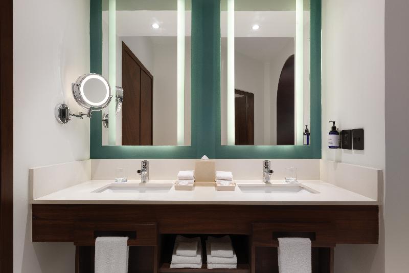 سوییت جونیور با چشم‌انداز دریا, Hilton Playa Del Carmen, An All Inclusive Adult Only Resort