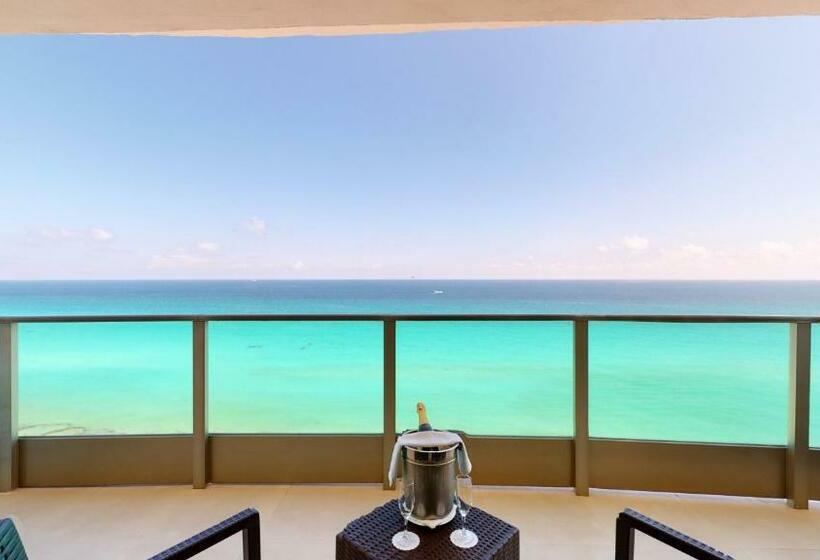 מיטת קינג בסוויטה, Seadust Cancun Family Resort  All Inclusive