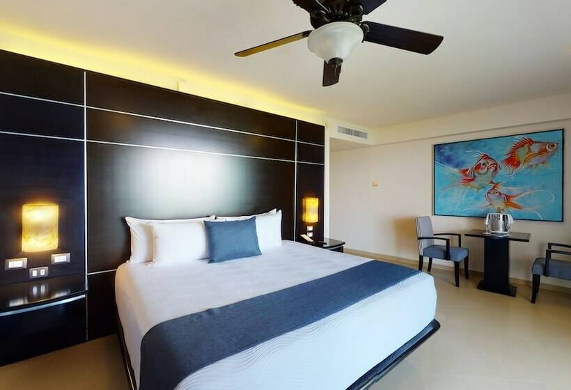 מיטת קינג בסוויטה, Seadust Cancun Family Resort  All Inclusive