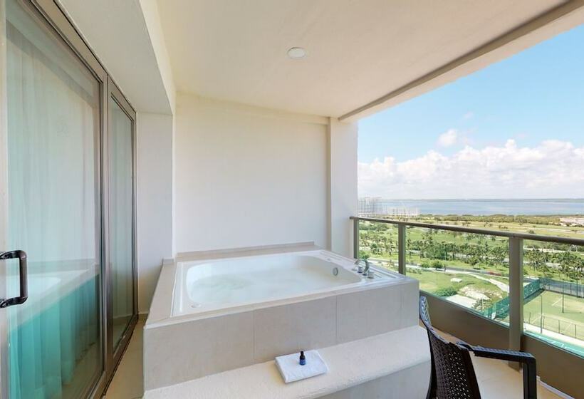 מיטת קינג בסוויטה, Seadust Cancun Family Resort  All Inclusive