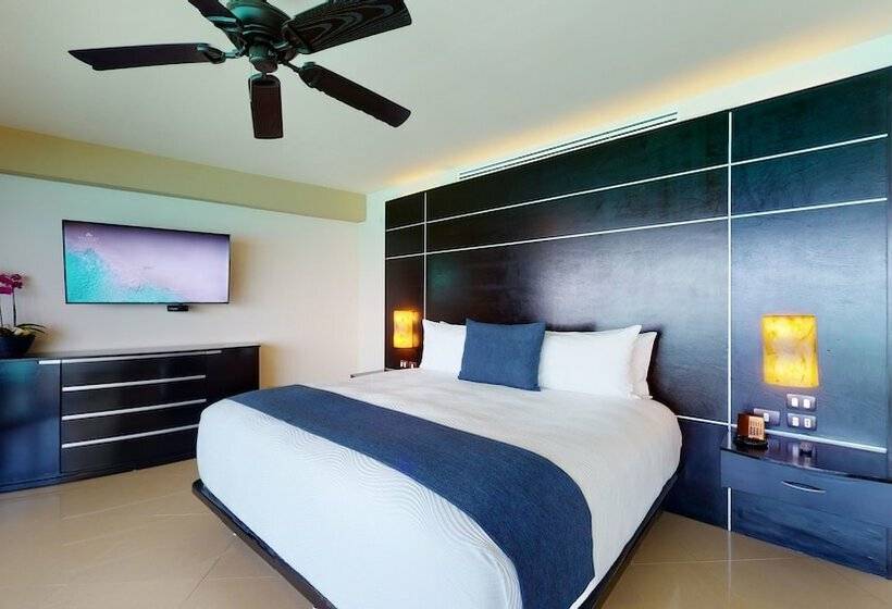 מיטת קינג בסוויטה, Seadust Cancun Family Resort  All Inclusive