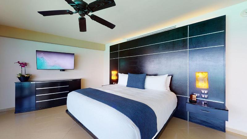 מיטת קינג בסוויטה, Seadust Cancun Family Resort  All Inclusive