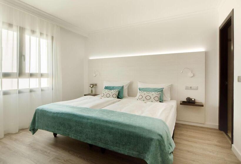 اتاق سوپریور با چشم‌انداز دریا, Hilton Mallorca Galatzo
