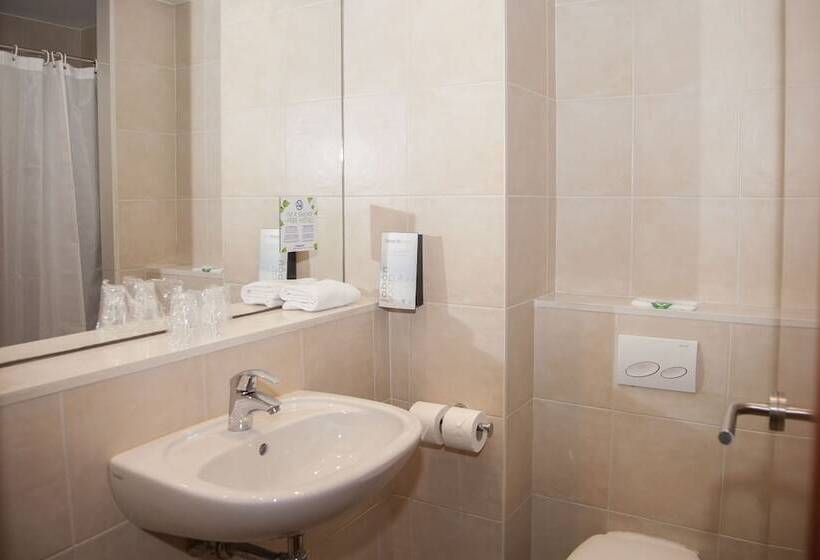 Номер Стандарт Трехместный, Travelodge Barcelona Cornella Fira
