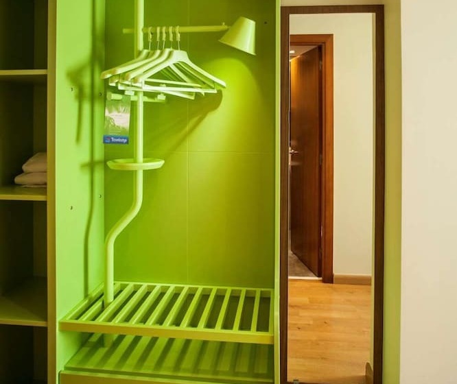 Quarto Triplo Estandar, Travelodge Barcelona Cornella Fira