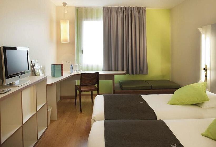 Quarto Triplo Estandar, Travelodge Barcelona Cornella Fira