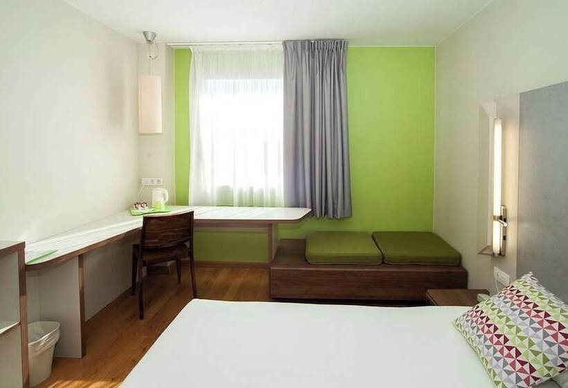Quarto Triplo Estandar, Travelodge Barcelona Cornella Fira