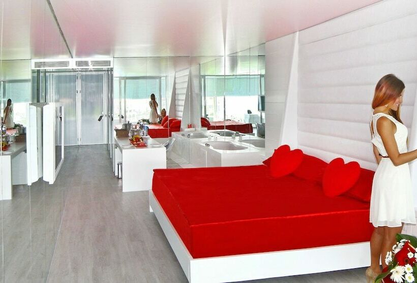 ‫فيلا غرفة نوم واحدة, Adam & Eve   Adult Only