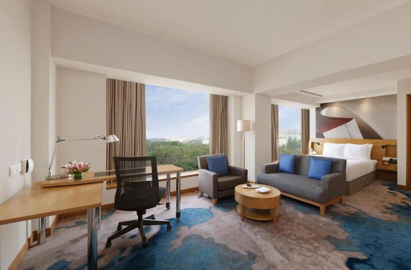 Номер Superior, Novotel Hyderabad Convention Centre